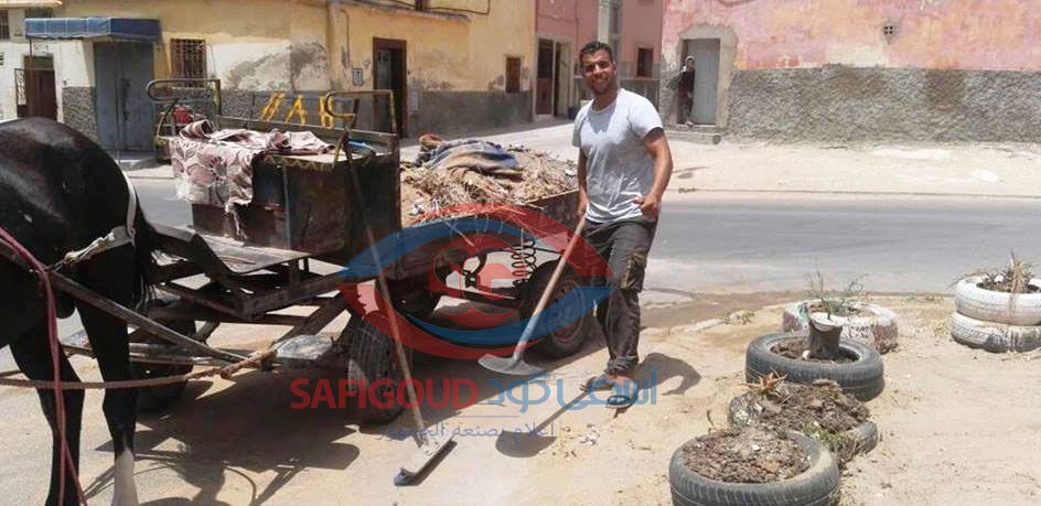 بالصور: غير ب”كارو” و”شطابة”..لاعب للريكَبي بآسفي يلقن البداوي رئيس بلدية آسفي والشركة ديال النظافة درسا في المواطنة وفي الارتقاء بخدمة المدينة