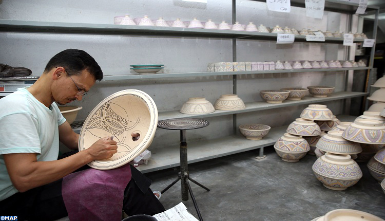 A Fès, ville impériale connue par son savoir-faire artisanal, les maitres-artisans s’activent pour perpétuer une tradition léguée par les ancêtres (02/08/2017).