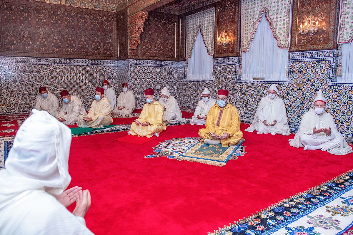 SM le Roi, Amir Al-Mouminine, accomplit la prière de l'Aïd Al-Fitr