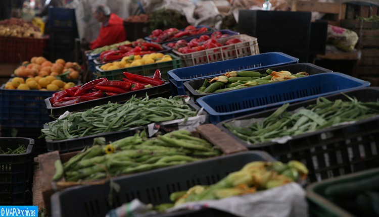 Lapprovisionnement se poursuit en matière de produits alimentaires, notamment pour les fruits et les légumes, tout en respectant les mesures préventives contre la pandémie du Covid-19. 19032020-Reportage photo-marché de gros-Casablanca