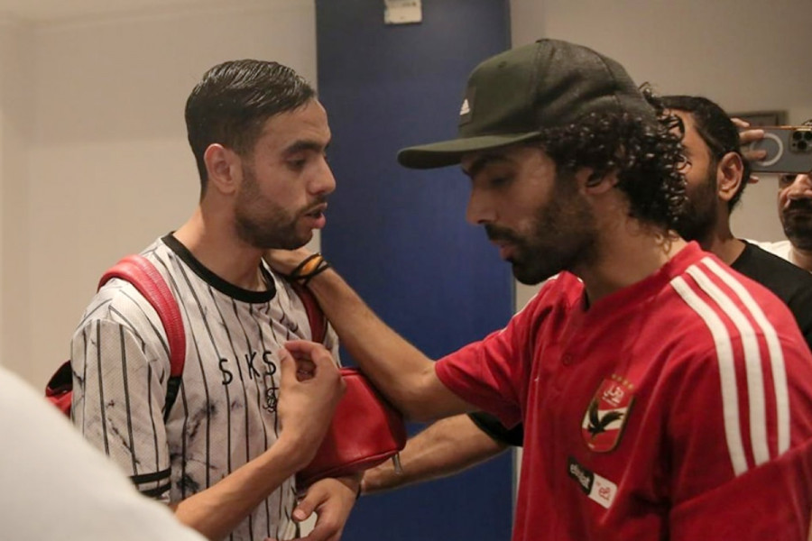 بطولة مصر.. إيقاف اللاعب المصري الشحات وتغريمه بعدما صرفق اللاعب المغربي محمد الشيبي