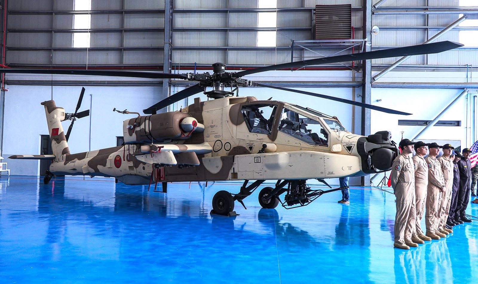 بالصور من سلا.. حفل استلام 6 مروحيات قتالية من طراز “أباتشي AH-64E”