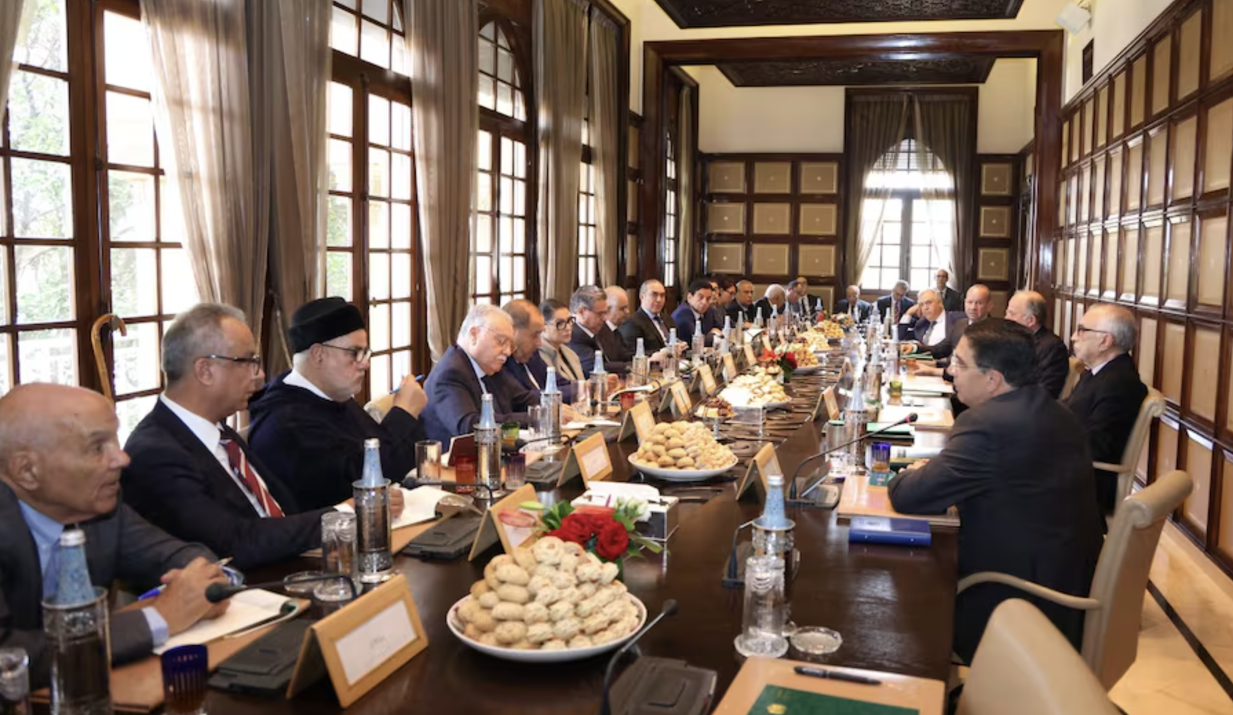 مستشارو جلالة الملك يجتمعون بقادة الأحزاب لتحيين وتفصيل «مبادرة الحكم الذاتي» بالصحراء