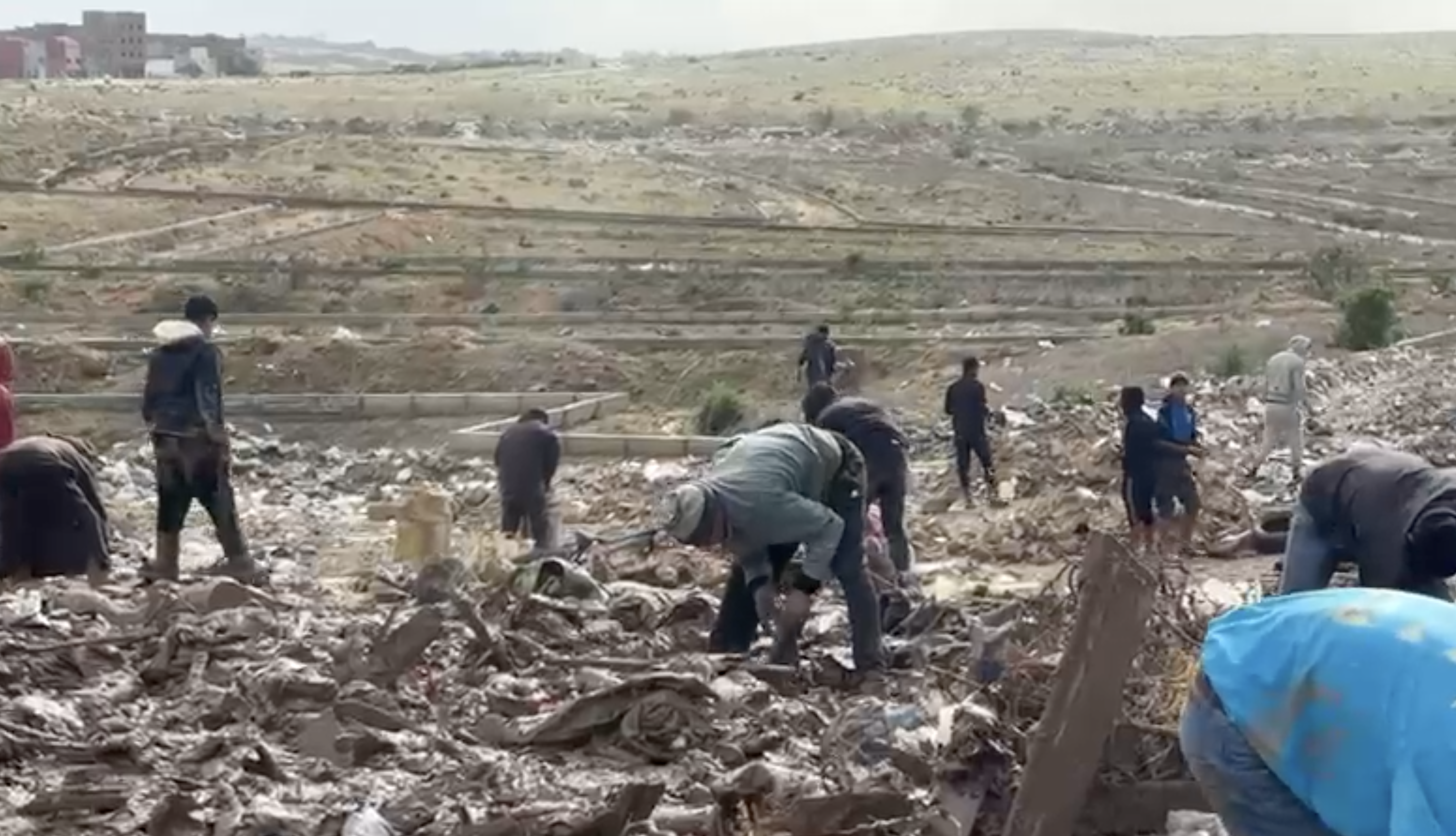 فيديو: تجار الفاجعة والمآسي..”عشرات الشبان مشاو كيقلبو على الذهب وسط موقع رمي مخلفات فيضان آسفي”