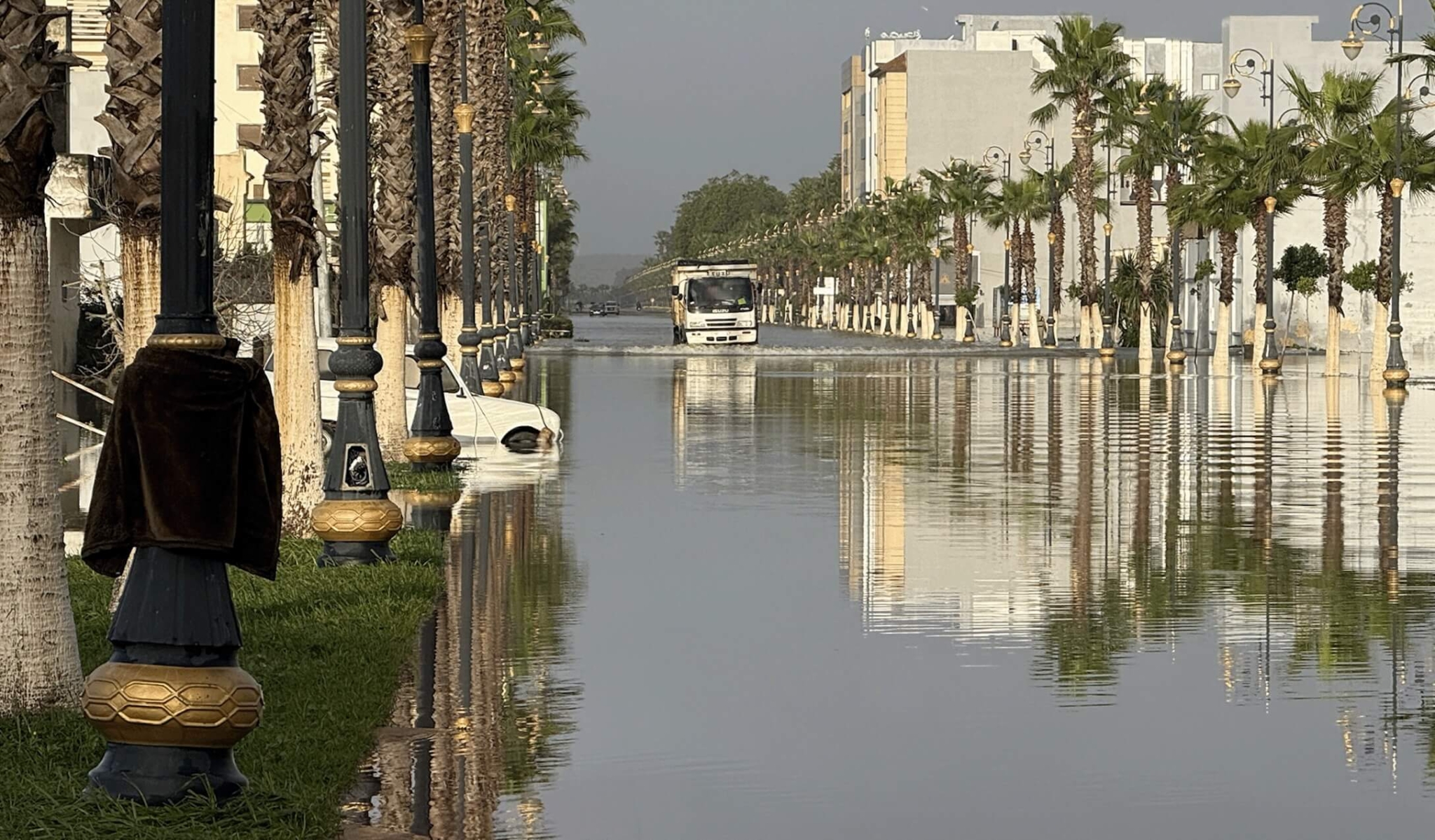 جلالة الملك يعطي تعليماته من أجل دعم الأسر والساكنة المتضررة من الفيضانات والحكومة تخصص 3 ملايير درهم للمتضررين